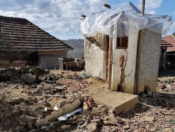 "Ustaj, kuća nam gori": Braći iz sela Gagince kod Leskovca "za pet minuta" do temelja izgorela kuća 1