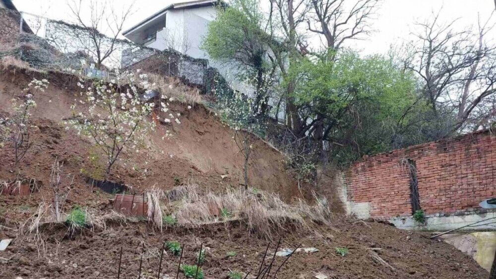 Klizište urušilo potporni zid, evakuisani stanari iz četiri kuće u Leskovcu 2