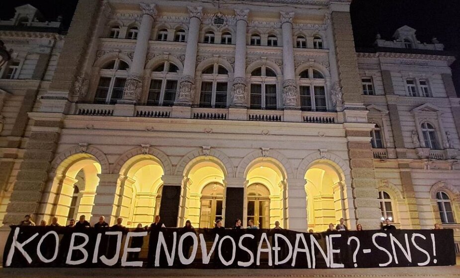 Opozicija ispred Gradske kuće postavila transparent "Ko bije Novosađane - SNS" zbog napada na aktiviste 1