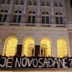 Opozicija ispred Gradske kuće postavila transparent "Ko bije Novosađane - SNS" zbog napada na aktiviste 10