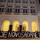 Opozicija ispred Gradske kuće postavila transparent "Ko bije Novosađane - SNS" zbog napada na aktiviste 5