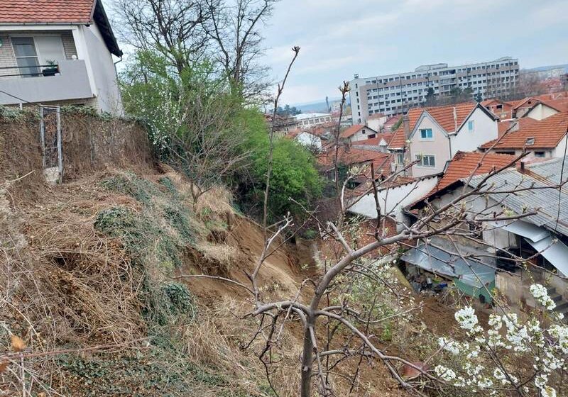 Klizište urušilo potporni zid, evakuisani stanari iz četiri kuće u Leskovcu 1