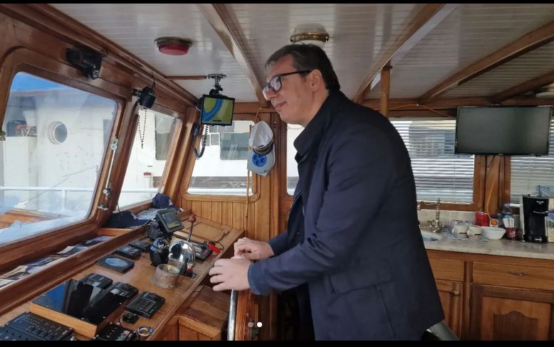 Vučić se pohvalio da je vozio "belu lađu" 1