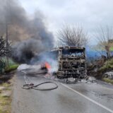 (VIDEO) Izgoreo Lastin autobus u Grockoj, deo naselja bez struje i interneta 9
