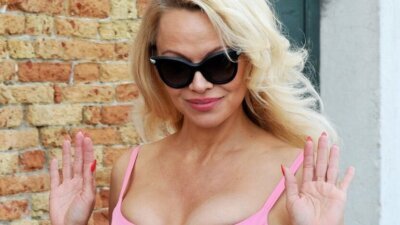 Inspektor Blaža donosi darove ako mu ponude epizodu sa Pamelom u Južnom vetru 1