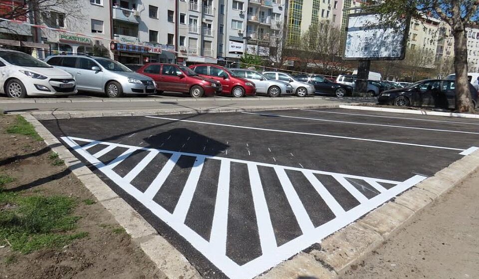 Obnovljen parking na desnoj strani Bulevara oslobođenja u Novom Sadu 1