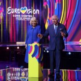 Kralj Čarls sa suprugom Kamilom predstavio scenu Evrovizije, a kraljici se naročito dopala scenografija za nastup Luka Bleka 4