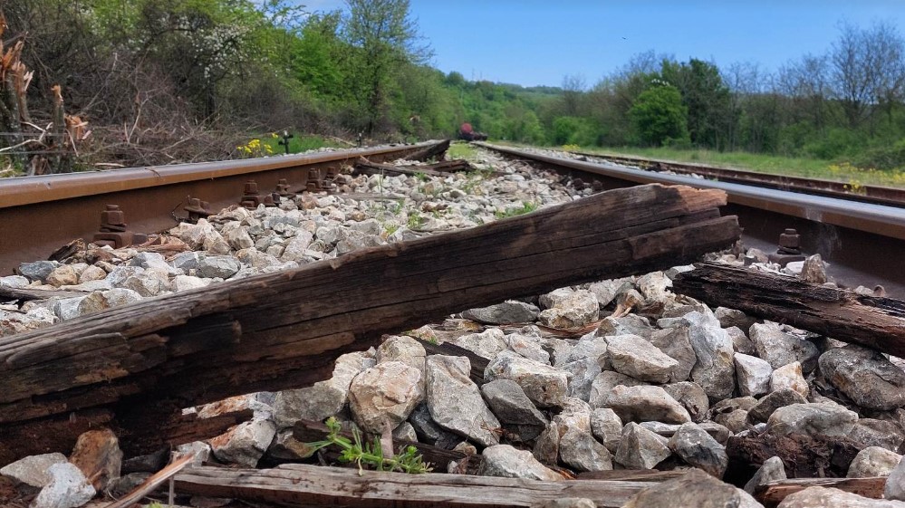 “Mislio sam da je zemljotres, sve se treslo”: Meštanin sela u kom su jutros iskliznule cisterne sa sumpornom kiselinom 4