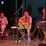 U prepunoj sali zaječarskog pozorišta održan humanitarni koncert muzičke grupe "Revolt" iz Zaječara 8