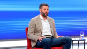 Aleksandar Šapić, gradonačelnik Beograda najuspešniji je od svih blokadera. Osim što toleriše šatorsko naselje ispred Skupštine, uspešno je blokirao saobraćaj na Terazijama, Trgu Republike, u Drajzerovoj ulici, bulevaru Patrijarha Pavla, bulevaru Mihajla Pupina i na mnogim drugim mestima gde su mesecima probijeni rokovi.