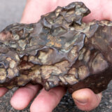 Kamen koji mu je 80 godina držao vrata šupe zapravo je meteorit i vredi 75.000 dolara 5