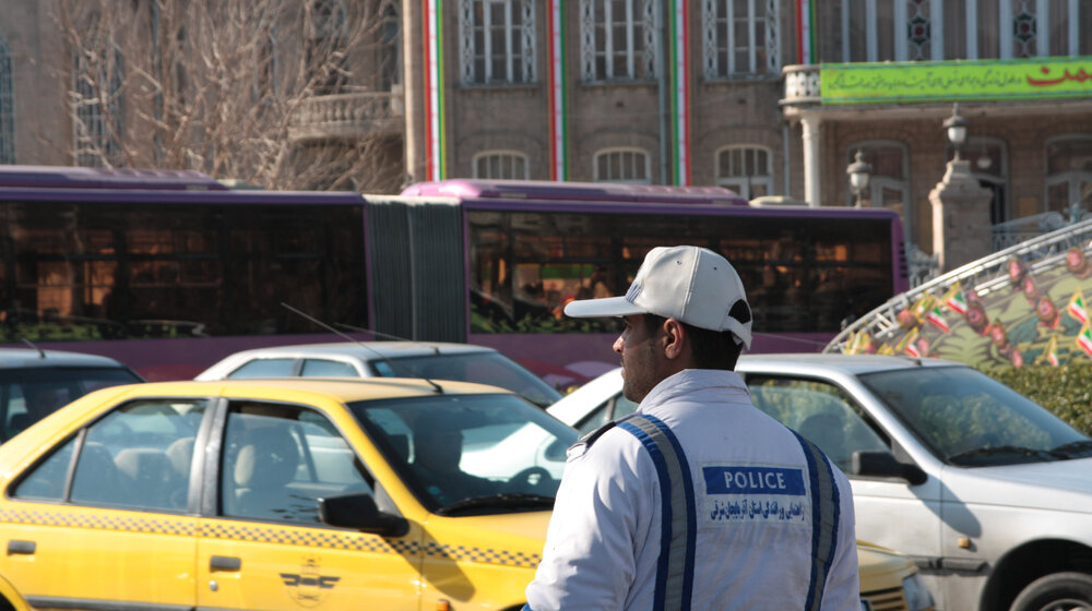 Dve Iranke uhapšene jer nisu pokrile kosu, muškarac ih gađao jogurtom u prodavnici 1
