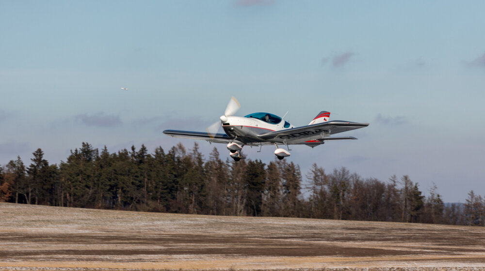 Srušio se sportski avion u Londonu, pao u šumu, muškarac i žena povređeni 1