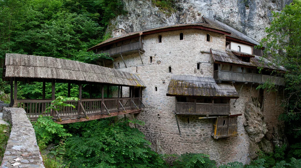 Po lek u stenu kod monaha: Manastir Crna reka iznad Tutina još od 14. veka prima nevoljnike 1