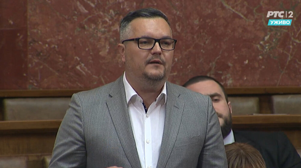 Za šta je Žika Gojković optužio Miroslava Aleksića, nakon čega je usledio aplauz opozicije u Skupštini? 1