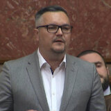 Za šta je Žika Gojković optužio Miroslava Aleksića, nakon čega je usledio aplauz opozicije u Skupštini? 7