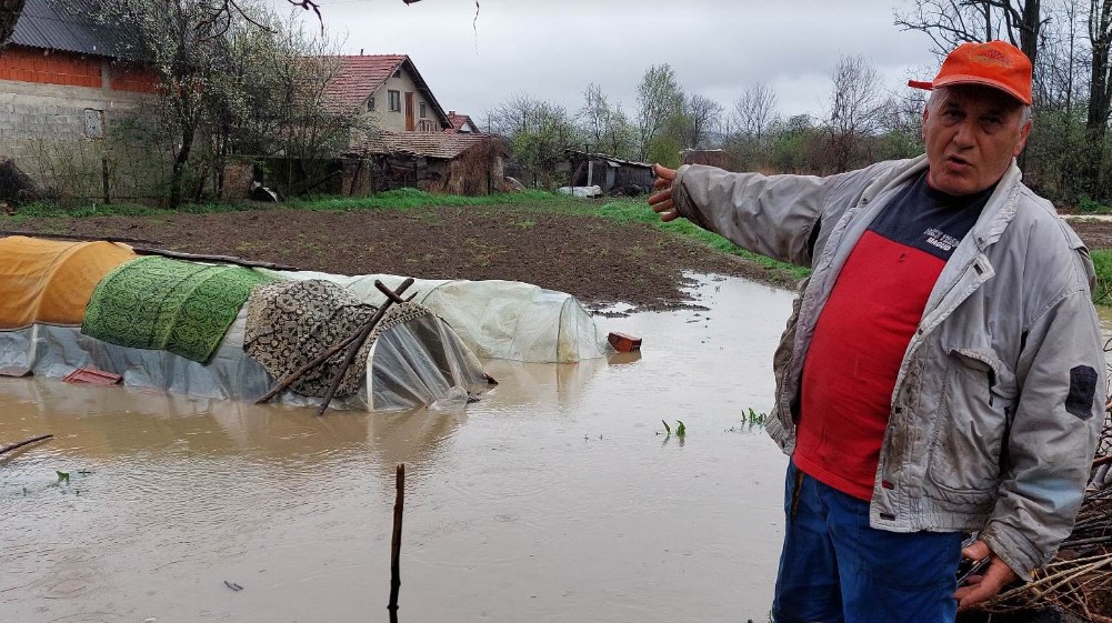 “Poplavljena su nam dvorišta i plastenici”: Dok se drugi bore sa snegom, stanari dela Zaječara muku muče sa vodom 2