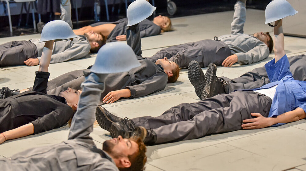 "Što na podu spavaš" večeras u Zrenjaninu: Predstava kojom Festival profesionalnih pozorišta Vojvodine ulazi u završnicu 1