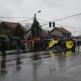 (FOTO) "Do danas nismo dobili nijedan odgovor": U Krnjači blokiran Zrenjaninski put na protestu zbog kanalizacije 13