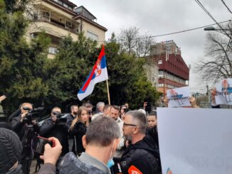 "Mene je osudila politika": Dragan J. Vučićević ušao u Okružni zatvor na izdržavanje kazne, došlo i do manjeg incidenta 2