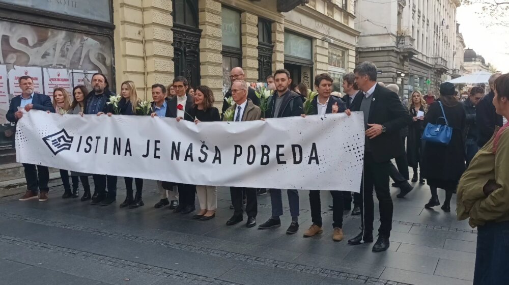 Građani uz transparent „Istina je naša pobeda“ odali počast ubijenom novinaru Slavku Ćuruviji (FOTO/VIDEO) 1