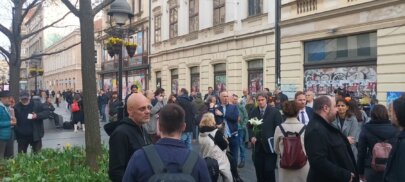 Građani uz transparent „Istina je naša pobeda“ odali počast ubijenom novinaru Slavku Ćuruviji (FOTO/VIDEO) 6
