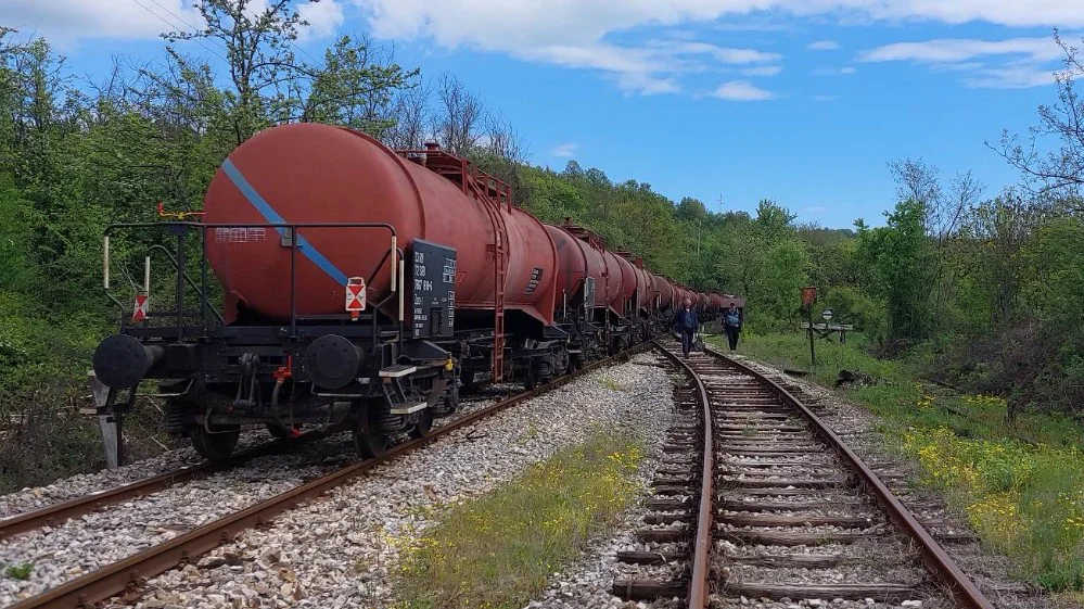 “Mislio sam da je zemljotres, sve se treslo”: Meštanin sela u kom su jutros iskliznule cisterne sa sumpornom kiselinom 1