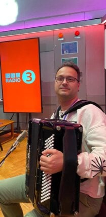 "Englezi uglavnom znaju o Srbiji ono što vide na BBC": Muzičar Živorad Žika Nikolić o životu u Londonu i popularnosti harmonike na Zapadu (FOTO) 7