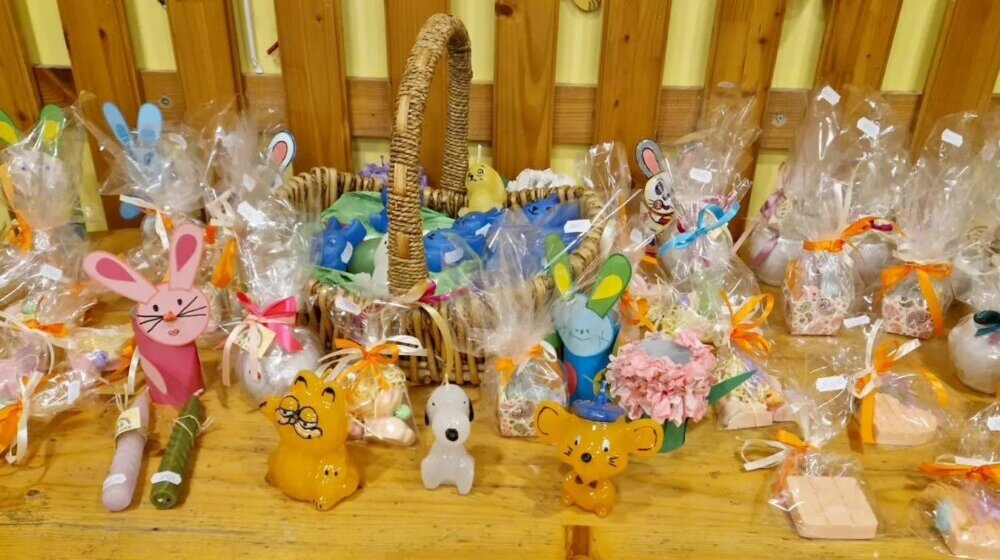 Simboličnim poklonima do višeg cilja: Članovi subotičkog Udruženja "ZaJedno" izrađuju sapune i sveće s prazničnim motivima 1