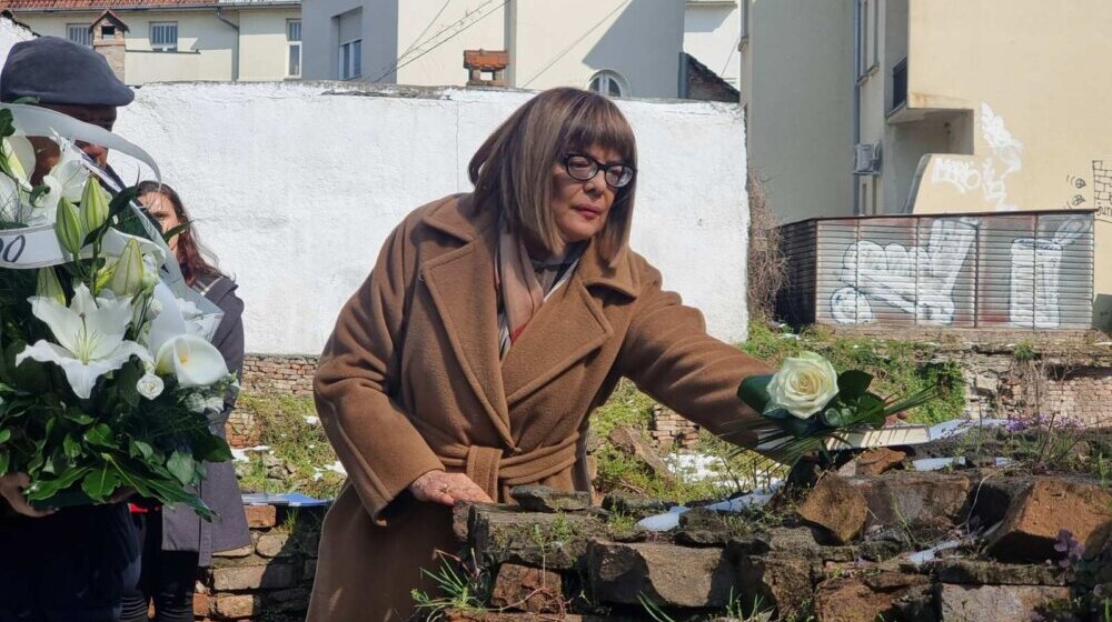 Cvet i knjiga na mestu stradanja Narodne biblioteke na Kosančićevom vencu 1