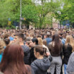 Njujork Tajms: Hiljade učenika u Beogradu odalo počast nastradalima u pucnjavi u OŠ "Vladislav Ribnikar" 18