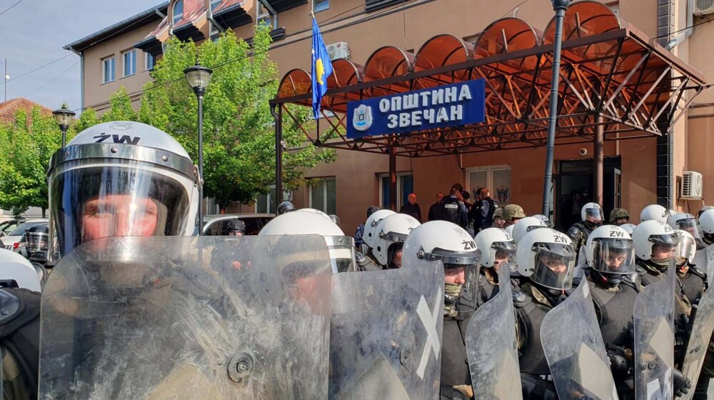 KFOR krenuo u nasilno rasterivanje građana u Zvečanu, ima povređenih(VIDEO) 1