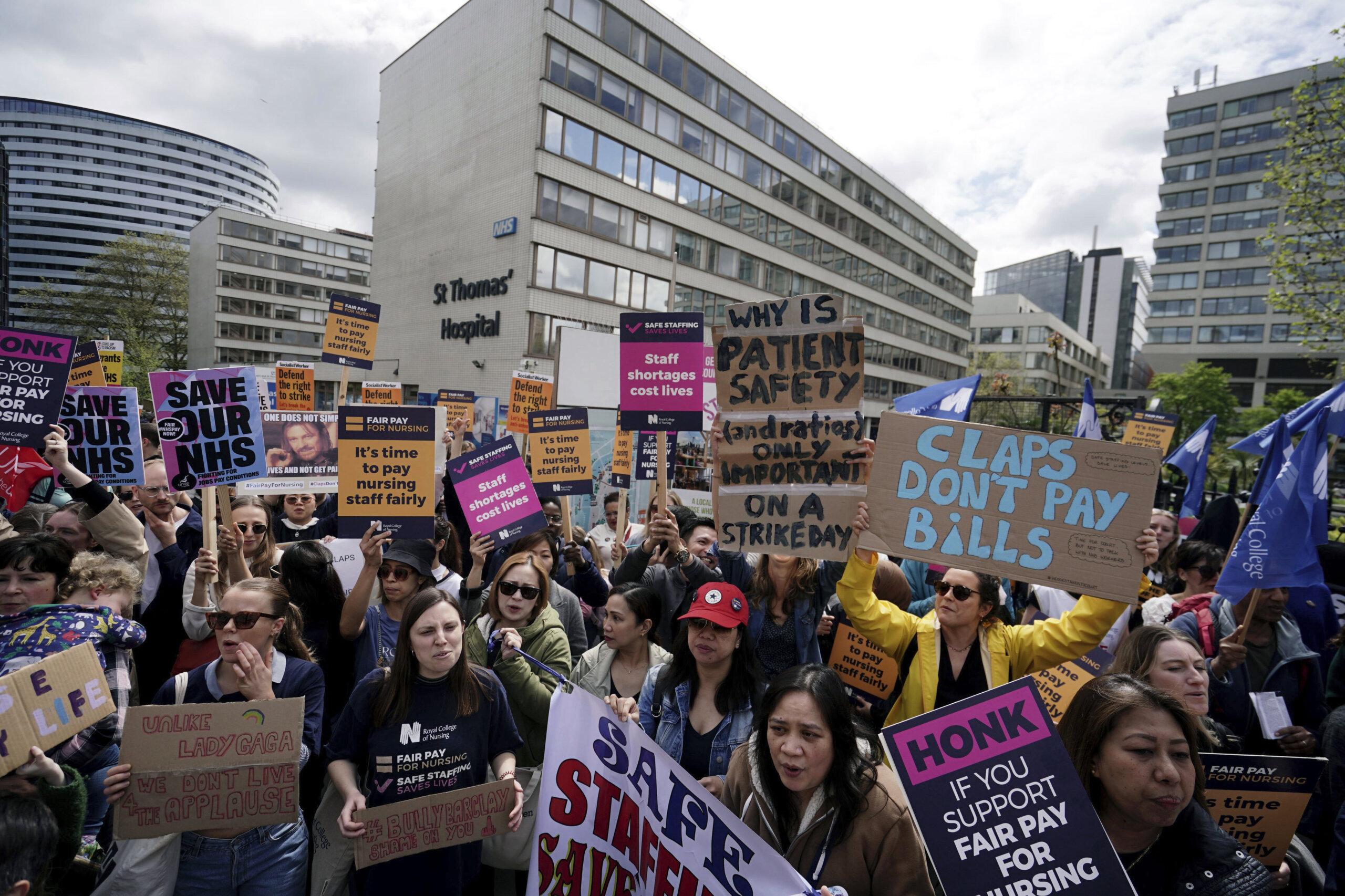 Marševi i demonstracije "moćnih sindikata", sukobi radnika i policije od Nemačke do Turske: Kako je u svetu obeležen Prvi maj (FOTO) 8 Marševi i demonstracije "moćnih sindikata", sukobi radnika i policije od Nemačke do Turske: Kako je u svetu obeležen Prvi maj (FOTO) 8