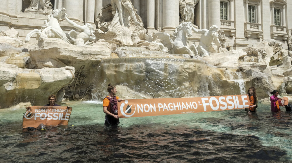 Ekološki aktivisti zacrnili vodu u rimskoj Fontani di Trevi 1