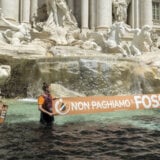 Ekološki aktivisti zacrnili vodu u rimskoj Fontani di Trevi 3