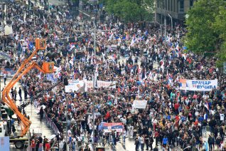 miting SNS Transparenti, kišobrani i mokri građani: 50 fotografija sa skupa "Srbija nade" (FOTO) 38