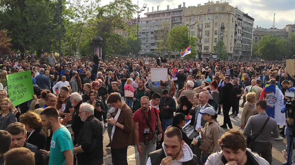 Protest "Srbija protiv nasilja": Šta je govornica Jelena Mihajlović rekla građanima ispred Skupštine? 1