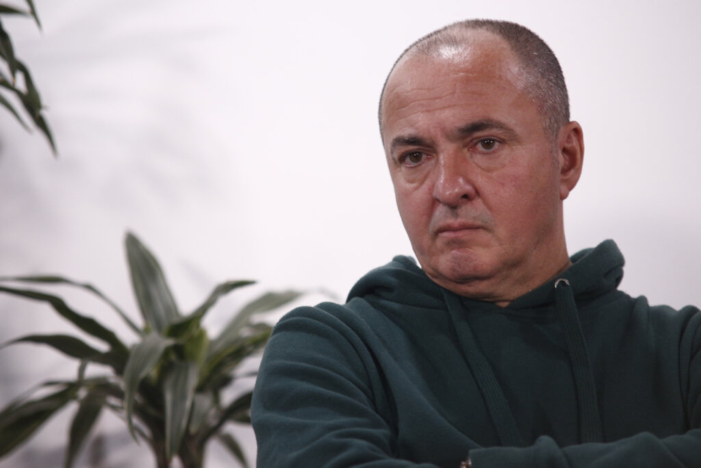 "Nije problem da ujedinjeni radikali jure glasove, veći je ako će ponovo da jure Hrvate, Mađare, Bošnjake, Albance…": Sagovornici Danasa o radikalskoj trojci 2 "Nije problem da ujedinjeni radikali jure glasove, veći je ako će ponovo da jure Hrvate, Mađare, Bošnjake, Albance…": Sagovornici Danasa o radikalskoj trojci 2