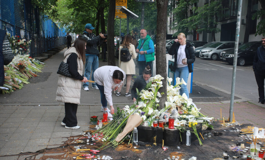 Sa žrtvama ubijen i kodeks novinara: Predstavnici novinarskih udruženja kritikovali senzacionalističko izveštavanje 1