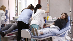 Rezerve krvi u Srbiji su na minimumu i postoji opasnost da neke operacije zbog toga budu odložene, izjavila je danas FoNetu portparolka Republičkog zavoda za transfuziju krvi Mirjana Knežević.