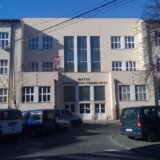 Forum beogradskih gimnazija: Predsedniku sindikata Šeste gimnazije ogreban automobil ispred škole 10