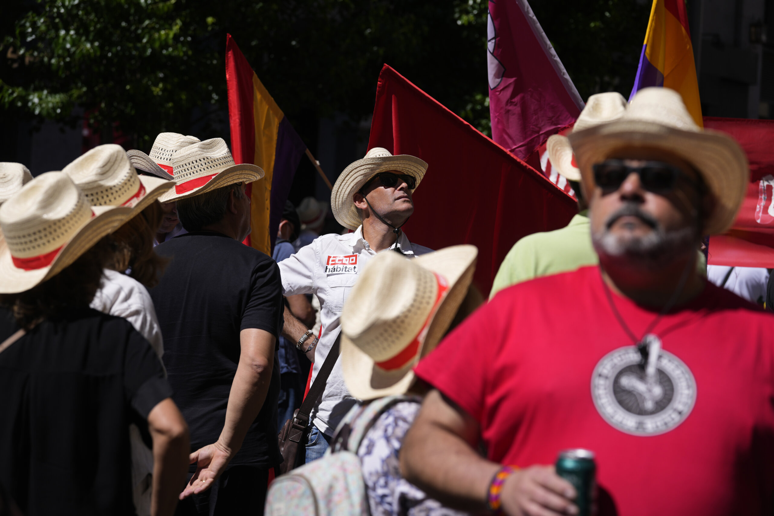 Marševi i demonstracije "moćnih sindikata", sukobi radnika i policije od Nemačke do Turske: Kako je u svetu obeležen Prvi maj (FOTO) 2 Marševi i demonstracije "moćnih sindikata", sukobi radnika i policije od Nemačke do Turske: Kako je u svetu obeležen Prvi maj (FOTO) 2