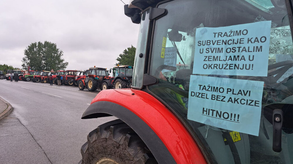 Kad se digne motika...: Umesto na njivama, traktori na putevima 1