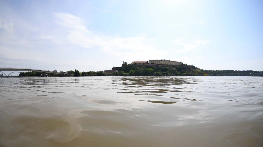 Dunav se izlio kod Novog Sada, poplavljene vikendice uz obalu (FOTO) 1