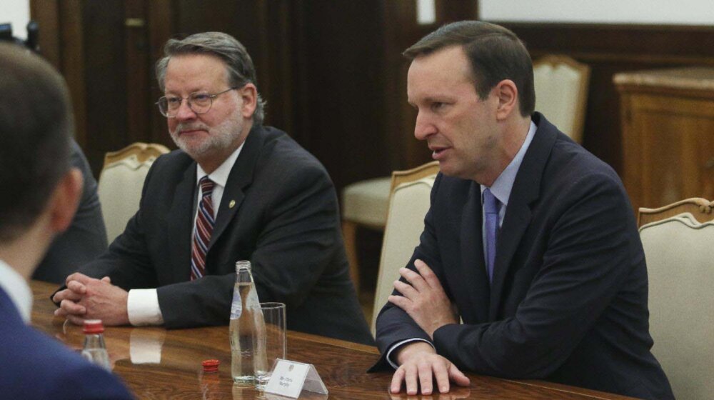 Senator Marfi pred novinarima u Beogradu: Odneo sam cveće u školu "Ribnikar" 1