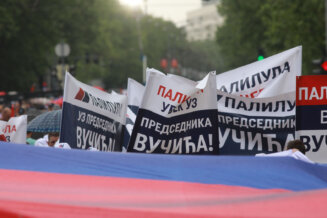 Transparenti, kišobrani i mokri građani: 50 fotografija sa skupa "Srbija nade" (FOTO) 34