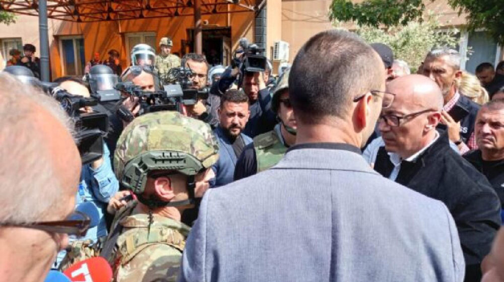 Potresna scena u Zvečanu: Sa ozvučenja odjekuje "Vila sa Košara" (VIDEO) 1