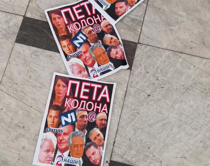 Leci sa slikama lidera opozicije, Franje Tuđmana, Alije Izetbegovića uz natpis "Peta kolona" ubačeni u ulaz redakcije Danasa 1