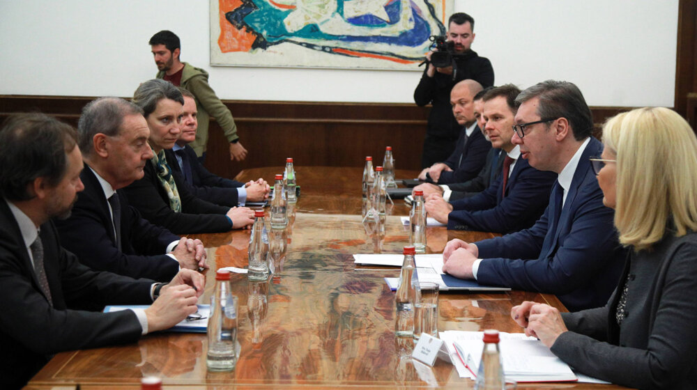 Šta je u Beogradu rekao EU izaslanik za sankcije i da li je sada zaista gotovo sa izbegavanjem uvođenja restriktivnih mera Rusiji? 1