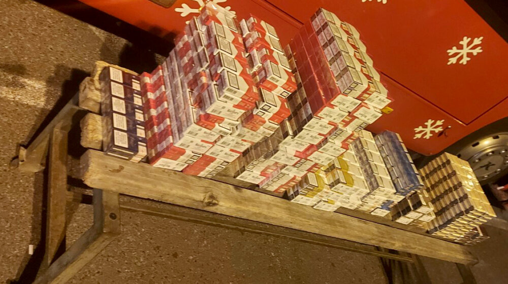 Uhapšen vozač autobusa zbog šverca gotovo 700 paklica cigareta 1